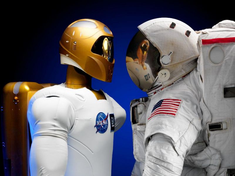 Son los astronautas de un futuro de ciencia ficción, robots creados para ayudar a los humanos en misiones espaciales peligrosas.