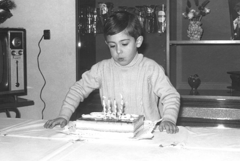 Joan Puigcercós sopla las velas de su cuarto cumpleaños (nació en Ripoll, Girona, 02/12/1966)