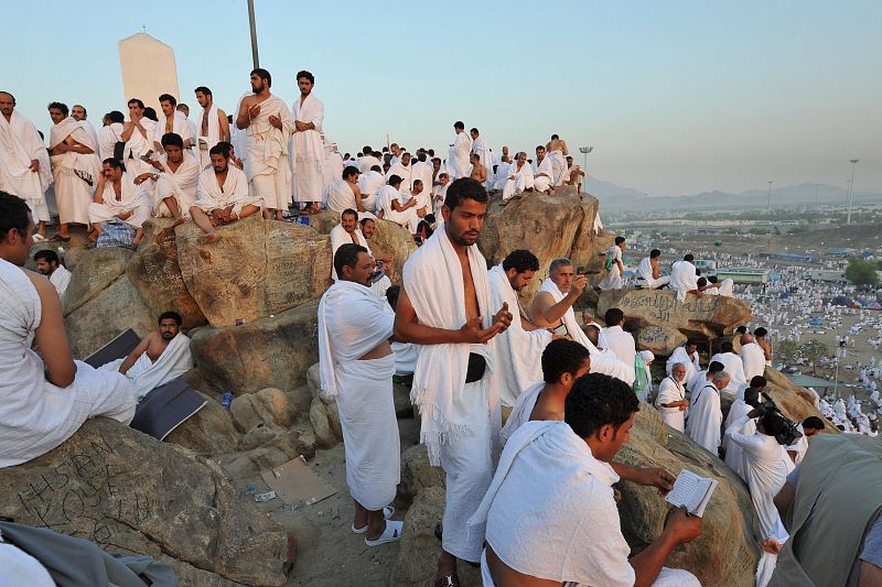 Los peregrinos rezan para expiar sus pecados en el segundo día del "hach"