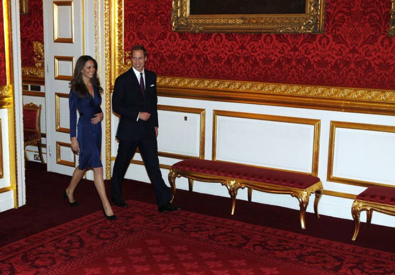 Kate Middleton y el príncipe Guillermo de Inglaterra han posado sonrientes para la prensa