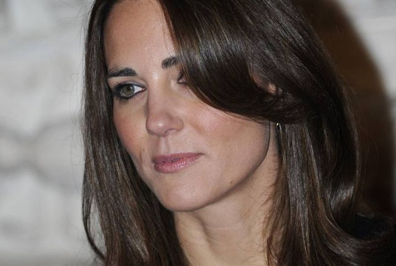 Kate Middleton se ha convertido en un icono entre las adolescentes británicas que imitan su estilo y su forma de vestir. 