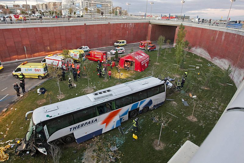 Los servicios de emergencia rodean el autobús que ha sufrido un accidente en la autovía A-68, a la altura de la Estación Intermodal de Delicias.