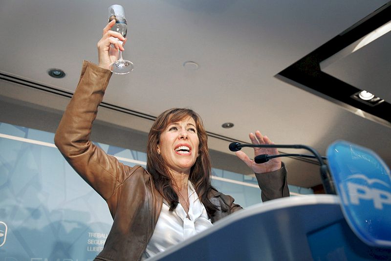 La candidata del PPC, Alícia Sánchez-Camacho, brinda con cava durante la comparecencia ante la prensa celebrada esta noche en Barcelona. Sánchez-Camacho ha logrado hoy el mejor resultado de la historia para su partido en unas autonómicas catalana