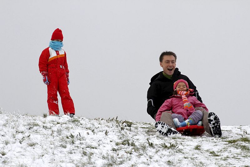 La gente disfruta de la nieve con sus trineos en O Cebreiro, tras las intensas nevadas que se han registrado en la montaña de Lugo.