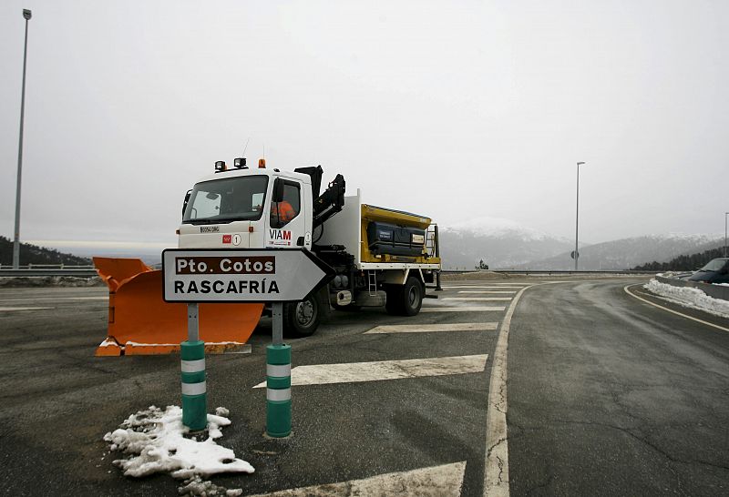 Una máquina quitanieves preparada para retirar la nieve acumulada en la carretera del puerto de Cotos de Madrid.