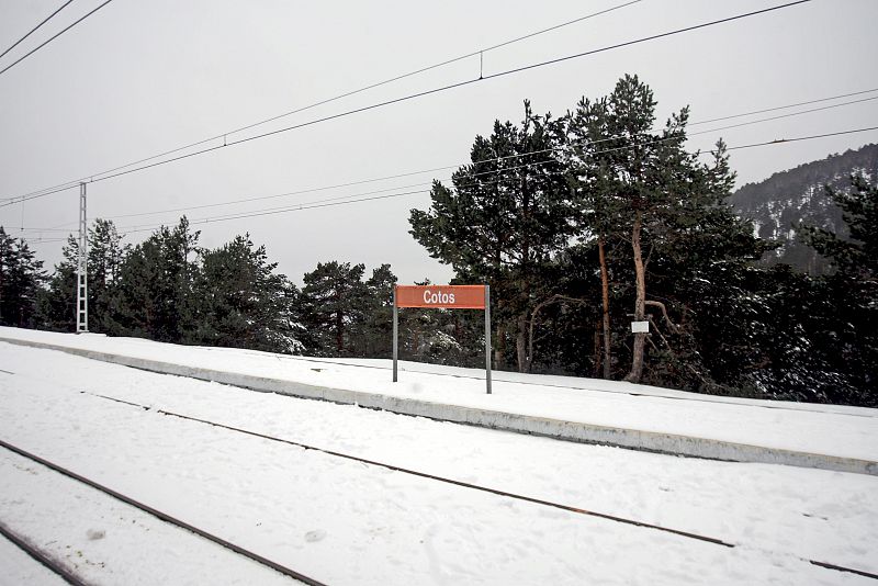 En Madrid, la Agencia Estatal de Meteorología (Aemet) avisa del riesgo de nevadas que pueden acumular seis centímetros de nieve en la sierra y dos en el resto de la región.