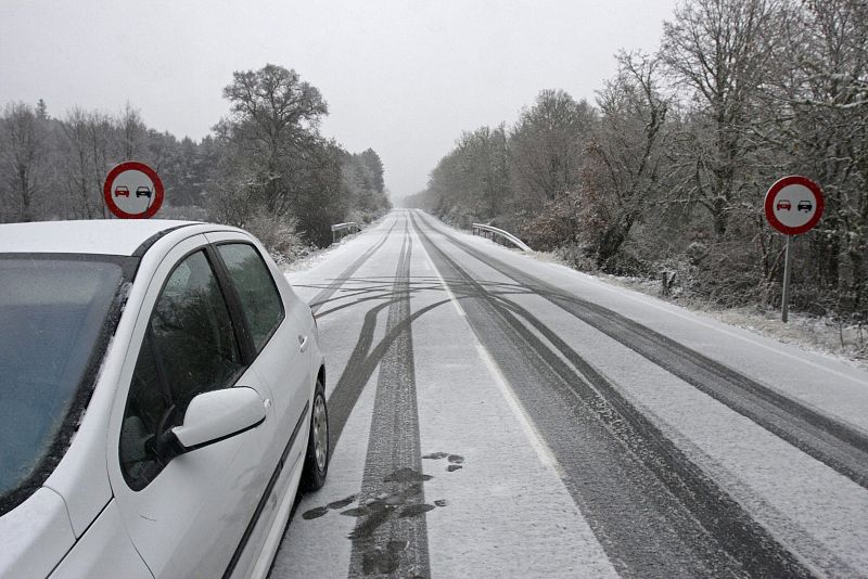 La nieve caída en el suroeste de Salamanca impide la circulación en algunas carreteras que unen la comarca de Ciudad Rodrigo con el norte de Cáceres.