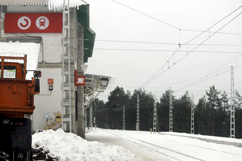 La estación de cercanías de Cotos, en la sierra madrileña, totalmente cubierta de nieve.