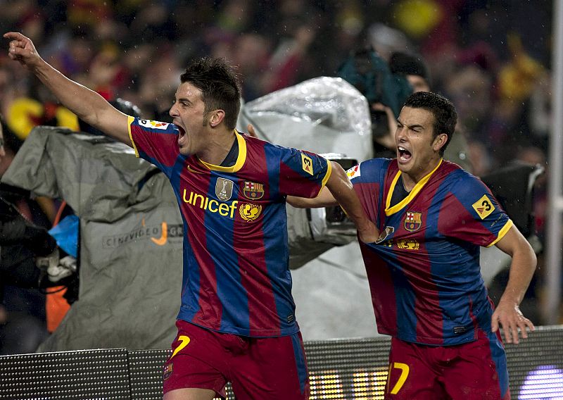 El delantero del F.C. Barcelona Pedro Rodríguez (d) celebra con su compañero David Villa el segundo gol.