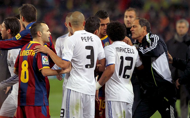 Los jugadores del Real Madrid discuten una jugada con los jugadores del F.C. Barcelona.