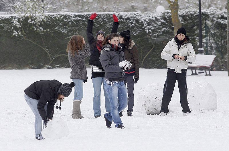 Un grupo de jóvenes juega con la nieve en Soria. La borrasca que ha atravesado la península ha traído la primera nevada de la temporada.