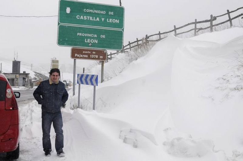 Un joven camina por el alto del Puerto de Pajares (León) que presentaba este aspecto debido al temporal de frío y nieve que recorre la mayor parte de la península.