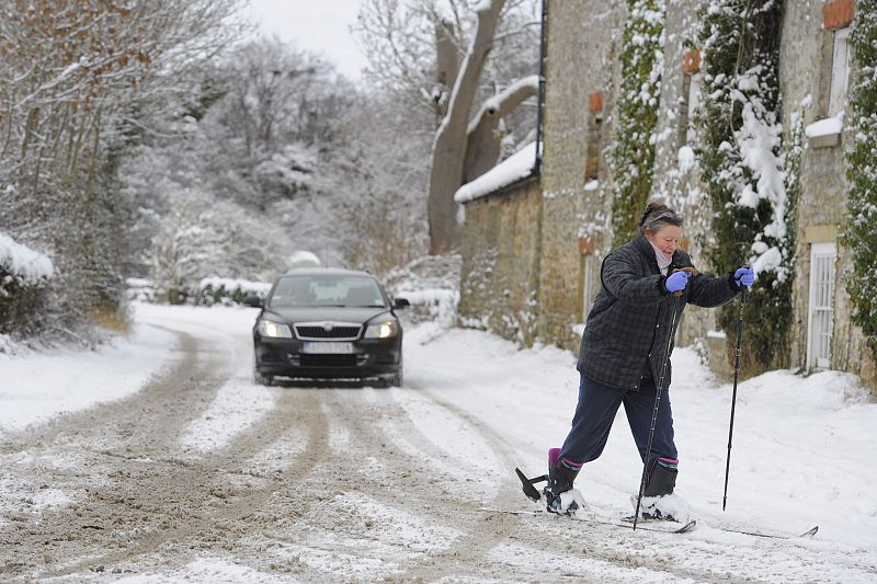 El temporal de nieve no ha achantado a los amantes del esquí, que lo han practicado por las calles de varias ciudades europeas