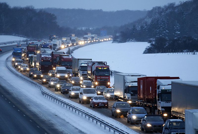 El tráfico ha estado colapsado por la nieve en numerosos lugares, como en Kent, al sur de Inglaterra