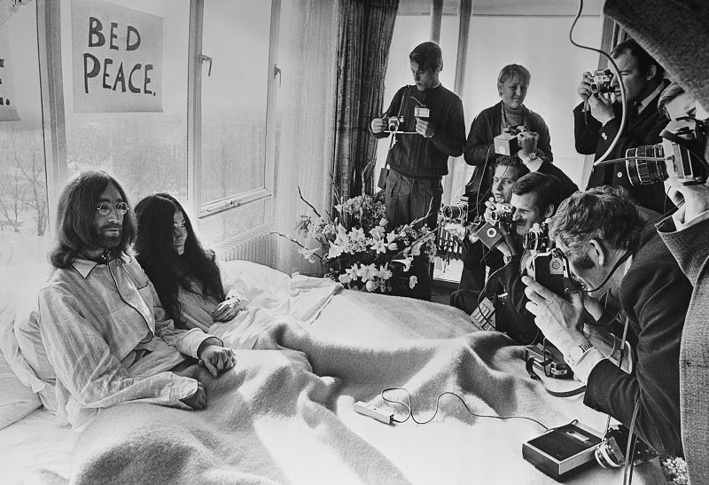 John y Yoko reciben a la prensa en su famosa encamada en el Hotel Hilton de Amsterdam, en marzo de 1969.