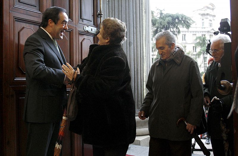 El presidente del Congreso, José Bono, ha recibido a los primeros visitantes de la Cámara Baja