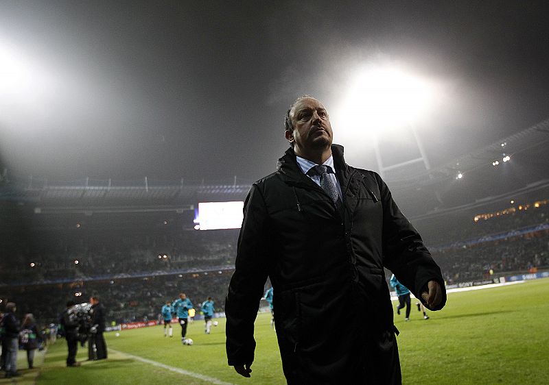 El entrenador del Inter, Rafa Benítez, aguarda el comienzo del choque contra el Werder Bremen.