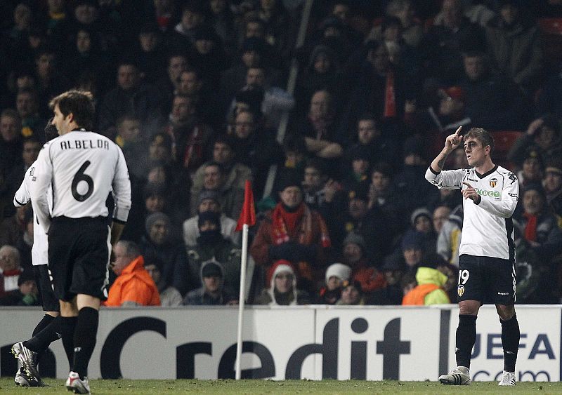 Pablo Hernández celebra el gol en Old Trafford.