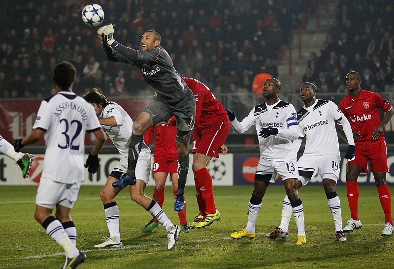 El portero del Tottenham Hotspur, Heurelho Gomes, despeja un balón.