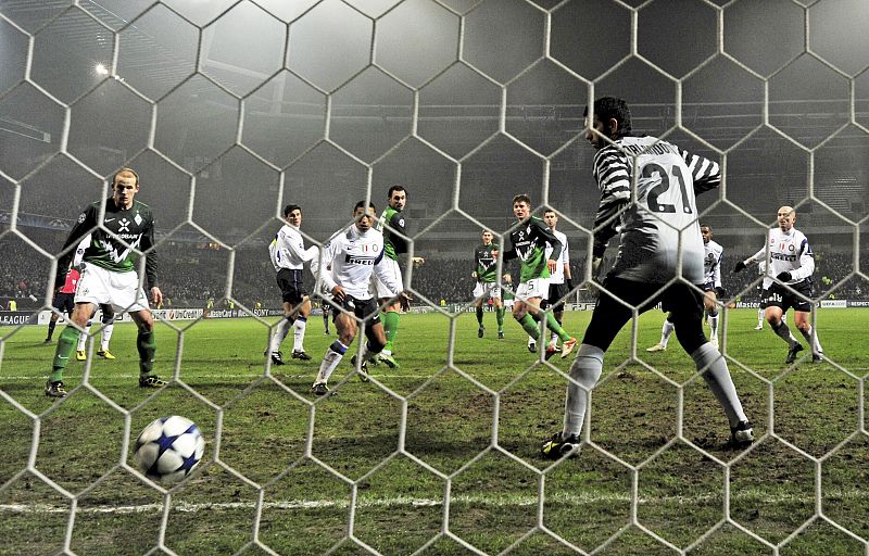 El jugador del Bremen Sebastian Proedl (c-d) anota un gol ante el Inter de Milán.