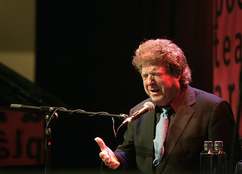 Enrique Morente, canta, el 17 de diciembre de 2009, en la gala de recepción del Premio Especial Ojo Crítico 2009 para él y su elenco. El acto fue celebrado en el Círculo de Bellas Artes de Madrid.