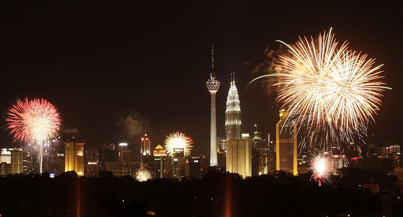 Fuegos artificiales en Kuala Lumpur, capital de Malasia, para dar la bienvenida al nuevo año