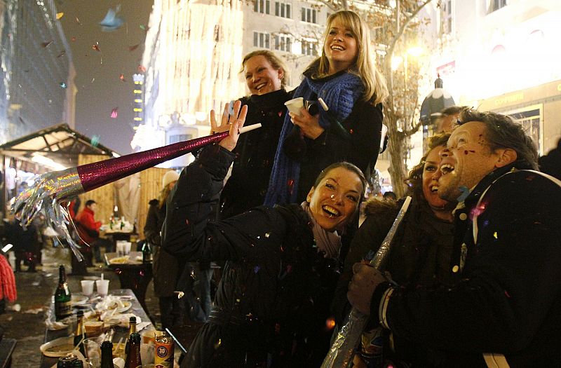 Los habitantes de Beirut contemplan los fuegos artificiales con los que El Líbano ha dado la bienvenida a 2011