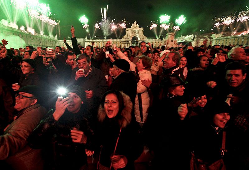 Nuestros vecinos portugueses celebrando la llegada de un nuevo año en el centro de Lisboa