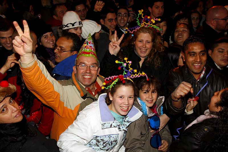 Jóvenes y mayores celebran la llegada del año 2011 en la Puerta del Sol de Madrid