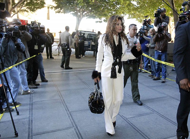 LaToya Jackson  llega al tribunal de Los Angeles