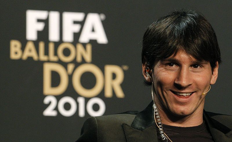 Messi se ríe ante una pregunta en la rueda de prensa previa a la gala del Balón de Oro 2010.