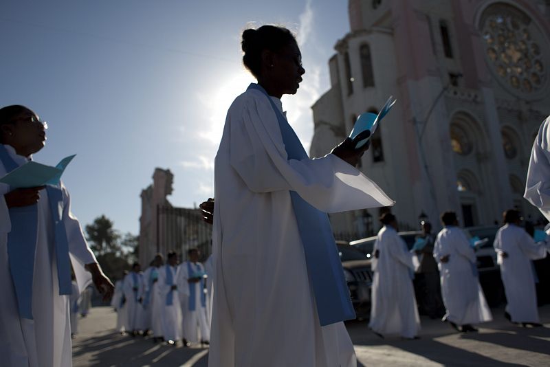 Vestidos en su mayoría de blanco y negro, sus colores ceremoniales, muchos haitianos han dejado a un lado sus actividades cotidianas para consagrarse a recordar a los fallecidos.