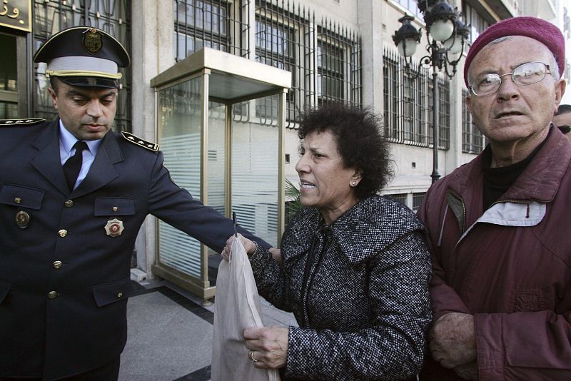 La activista de derechos humanos y abogada tunecina Radhia Nasraoui (c), sostiene ropa de su marido, el periodista Hama Hamami, que fue arrestado esta semana, tras pedir su liberación junto al activista Jallol Azzouna (d) en Túnez