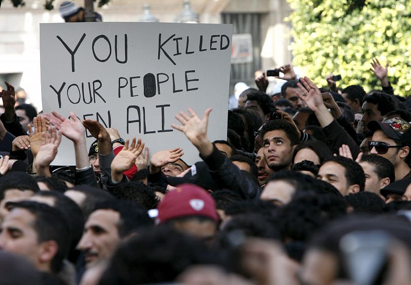 os manifestantes sostienen una pancarta que dice 'Tu mataste a tu pueblo Ben Ali' durante una protesta realizada en las calles del centro de Túnez contra el presidente, Zine el Abidine Ben Alí