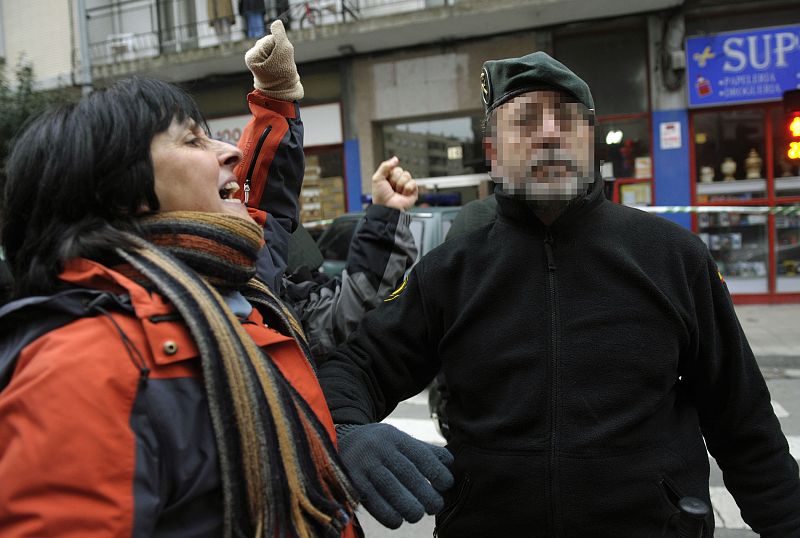 La mujer del portavoz de Batasuna, Txelui Moreno, grita tras la detención de su hijo, Iker Moreno, en Burlada (Navarra)