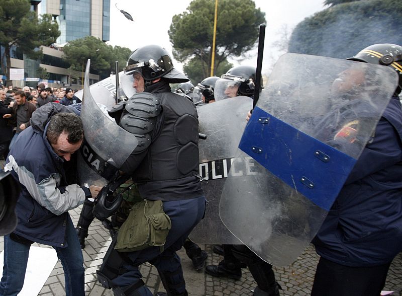 La policía ha utilizado potentes cañones de agua y gases lacrimógenos para dispersar a los manifestantes.