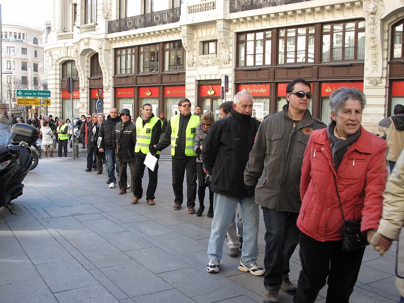 La cadena humana de parados, en el acceso a la Gran Vía madrileña.