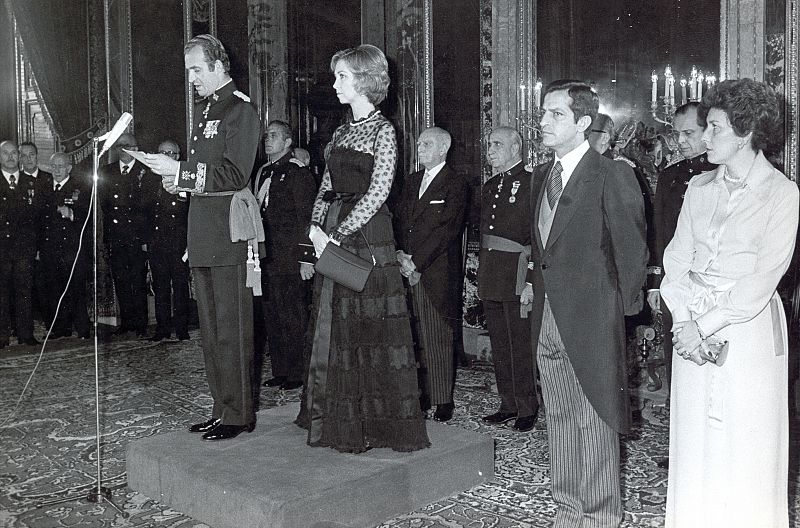 Don Juan Carlos lee un discurso en presencia de la reina, el presidente Adolfo Suárez y su esposa, Amparo Illana.