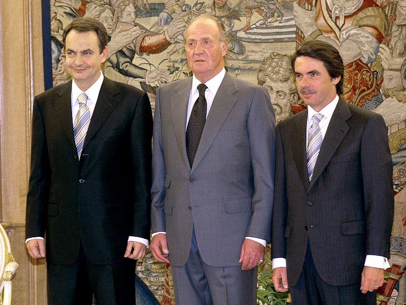 Zapatero jura como presidente del Gobierno ante el Rey y el presidente saliente, Jose Maria Aznar.
