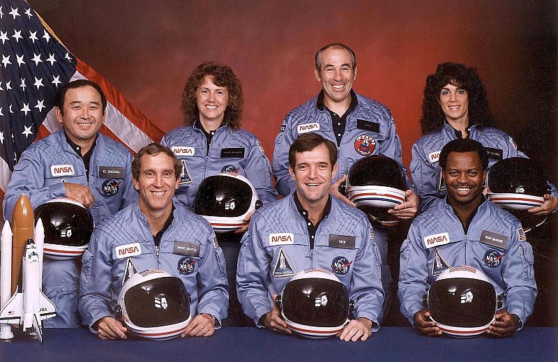 Fotografía cedida por la NASA tomada en noviembre de 1985 que muestra la tripulación del Challenger (de izda a dcha, fila de abajo) Mike Smith, Dick Scobee, Ron McNair y (de izda a dcha fila de atrás) Ellison Onizuka, Christa McAuliffe, Greg Jarvis,