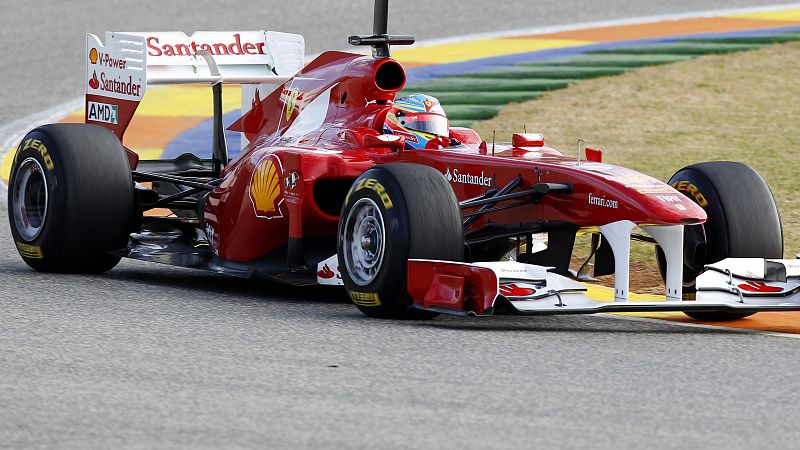 El piloto asturiano Fernando Alonso con su nuevo F150 durante los entrenamientos en Valencia.