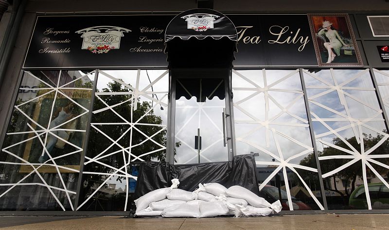 Una cafetería de la ciudad de Cairns (Australia), protegida para resistir los vientos de hasta 300 kilómetros por hora del ciclón Yasi