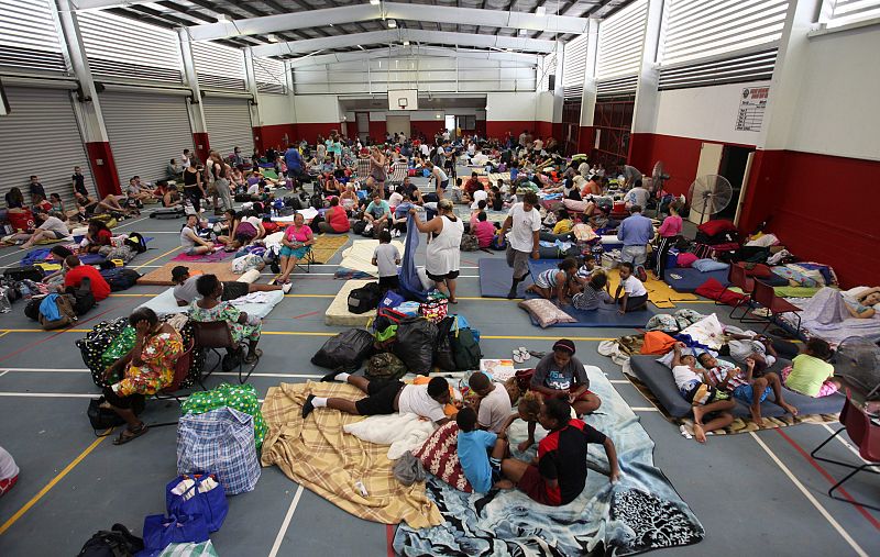 Miles de personas han sido evacuadas a albergues temporales como este del Complejo Deportivo Wooree en Cairns, al noreste del país