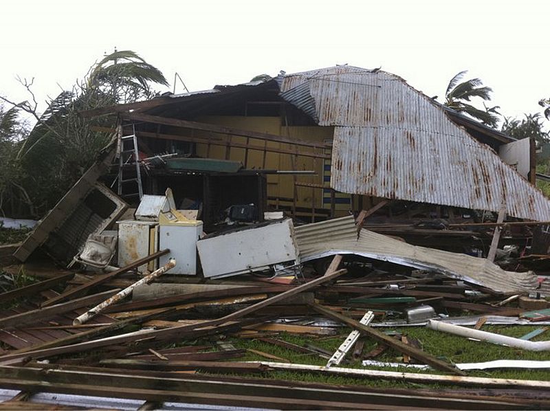 El ciclón Yasi no ha causado víctimas mortales, aunque si numerosos daños materiales y ya ha sido rebajado a categoría 2.