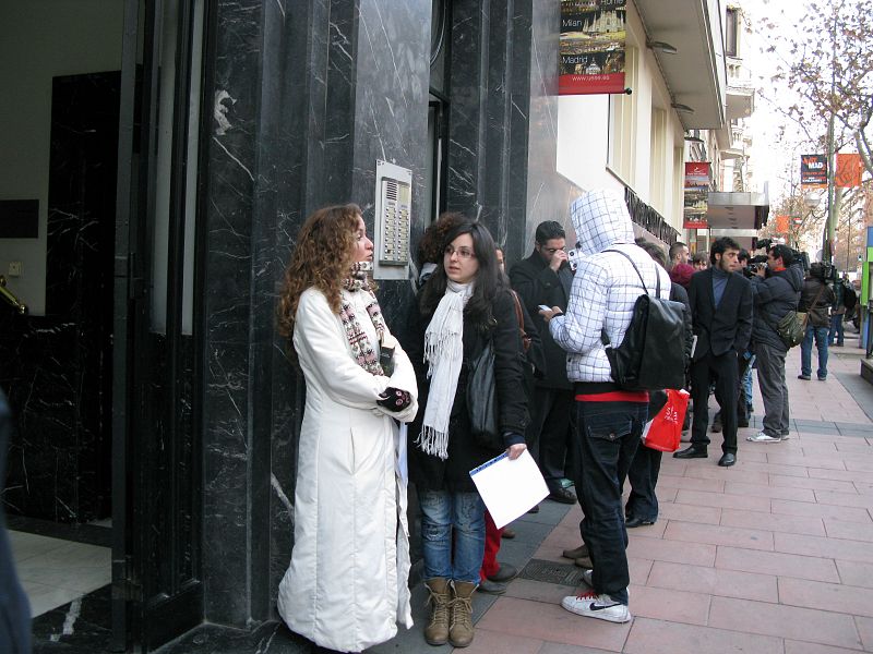 Fila de aspirantes a trabajar en Eurodisney, a primera hora de la mañana, en las puertas de la Escuela Europea de Económicas, en la madrileña calle de Velázquez.