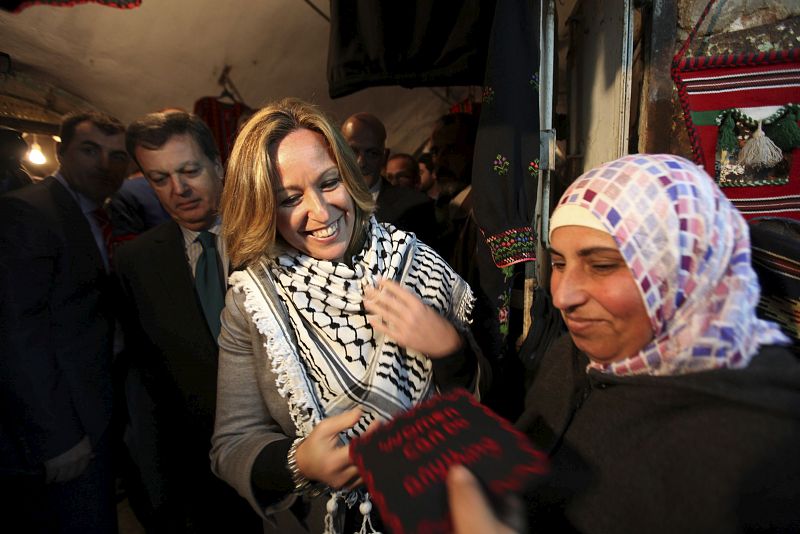La ministra de Exteriores ataviada con un pañuelo palestino en su visita a Hebrón