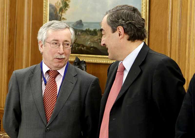 El secretario general de UGT, Cándido Méndez, charla con el presidente de la Confederación Españoles de Empresarios, CEOE, Juan Rosell.