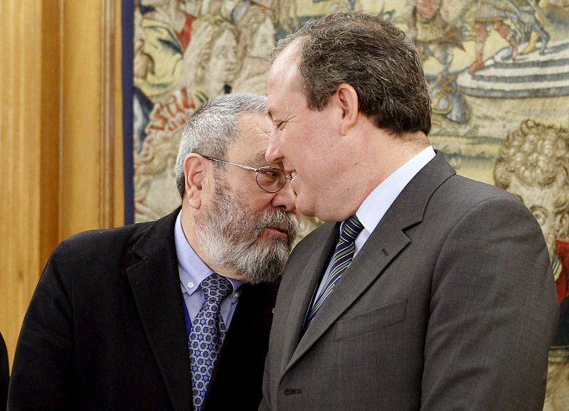 El secretario general de UGT, Cándido Méndez charla con el presidente de CEPYME, Jesús Terciado, en la Zarzuela.