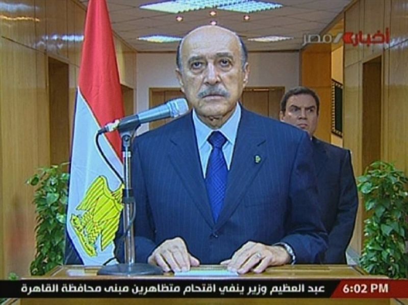 El vicepresidente egipcio, Omar Suleimán, anuncia la renuncia de Mubarak