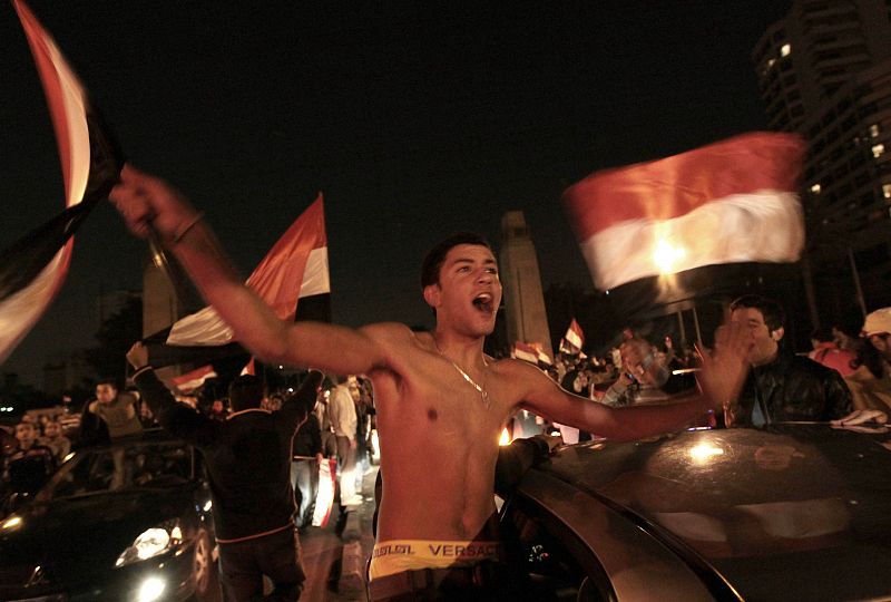 Jóvenes con banderas egipcias en la plaza Tahrir